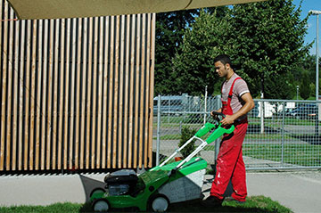 Rasenmähen ist eine der Tätigkeiten in der Ausbildung zum Fachwerker für Gebäude- und Umweltdienstleistungen