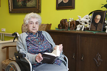 Bewohnerin des Seniorenzentrums in ihrem Zimmer.